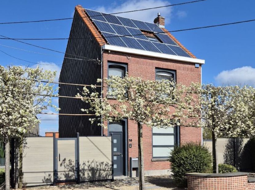 Ideaal gelegen alleenstaande woning te Rollegem, omvattende o.a. op het GELIJKVLOERS: Inkomhal Ruime, lichtrijke woonkamer met pellethaard Volledig in